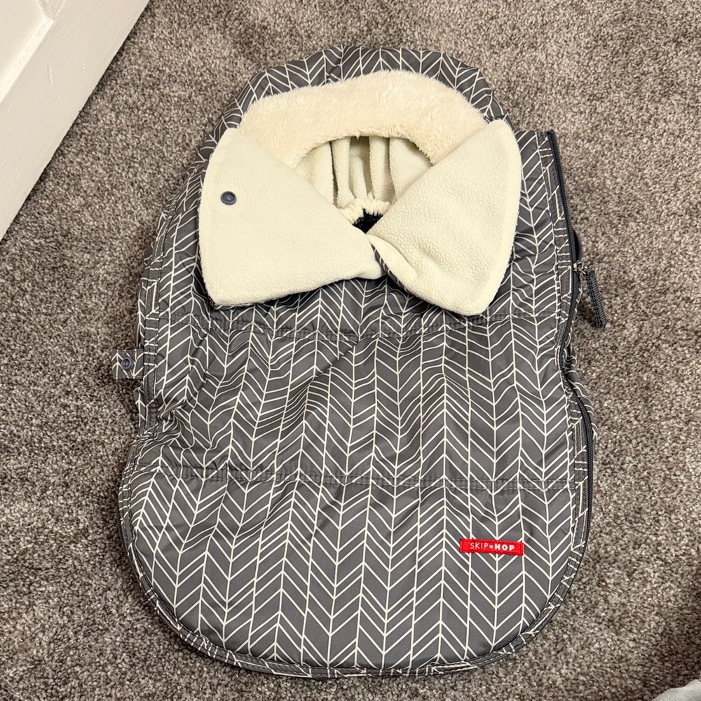 Skip Hop Chevron Gray Footmuff